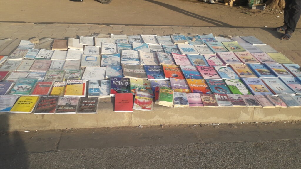 Librairies par terre à Chagoua